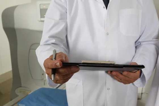 Médico especialista con expediente